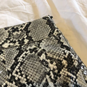 Snakeprint kjol - Säljer min kjol från NA-KD Linn ahlborgs kollektion i väldigt fint skick! Använd en gång. Köparen står för frakt.