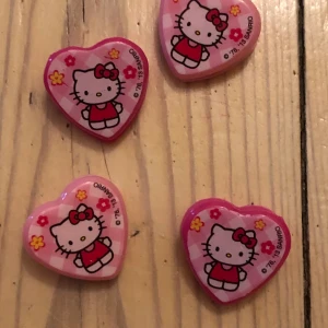Hello kitty hårspännen  - Jättefina hårspännen med hello Kitty på som säljs pga flytt! De är som clips som man har i håret och är perfekta för en tråkig outfit . 10 kr styck eller alla fyra för 40. Frakt tillkommer!! :) jag har också ett hello Kitty linne på min sida så ni får gärna kolla på den också :))
