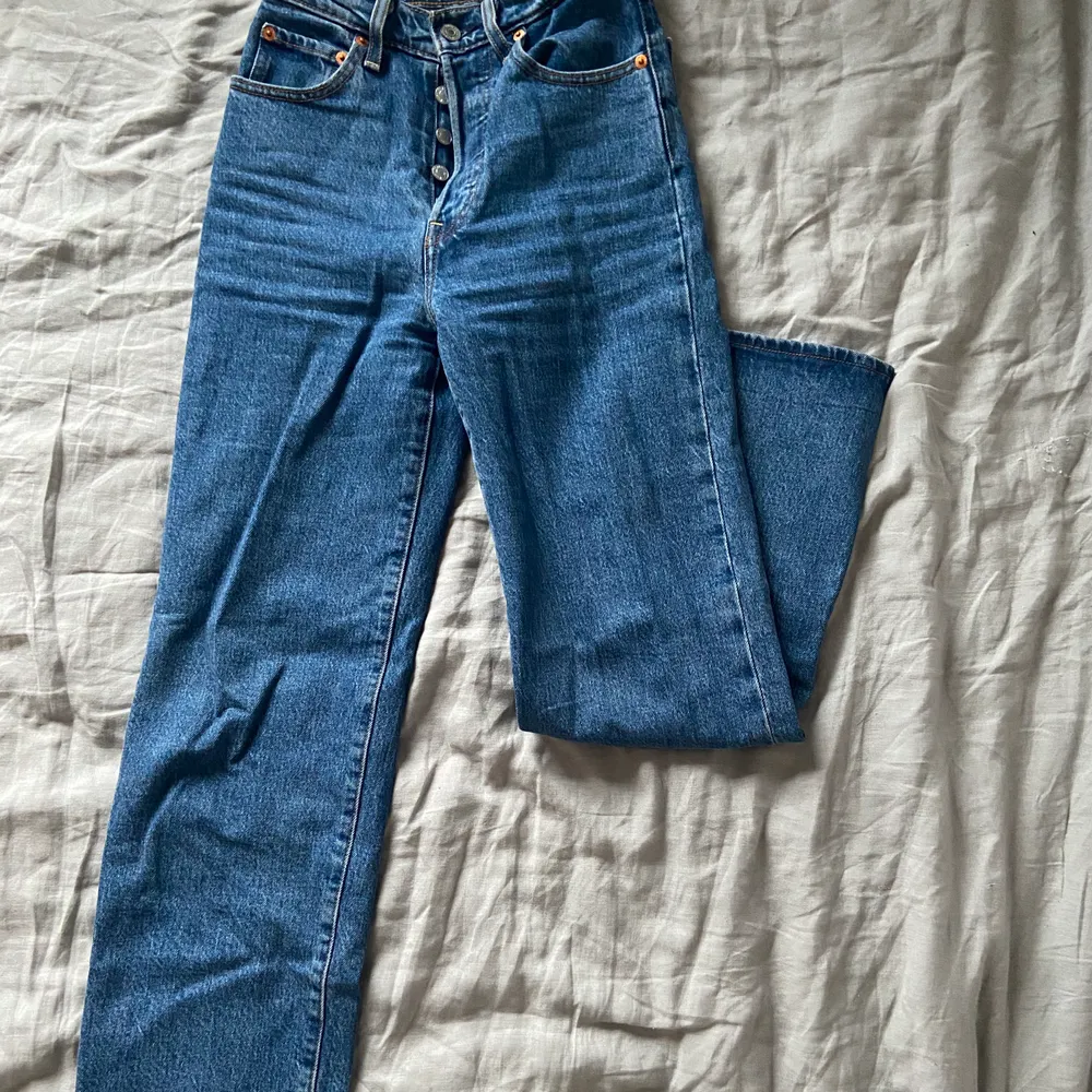 Oanvända jeans från Levi’s. Högmidjade, raka ben, slutar vid anklarna. (Ribcage straight) Strlk 24. Inköpta i Portugal i år, därav ej möjligt att lämna tillbaka. Inköpspris: 120 € (1.200 kr) Köparen står för frakt, finns annars i Göteborg för avhämtning.. Jeans & Byxor.