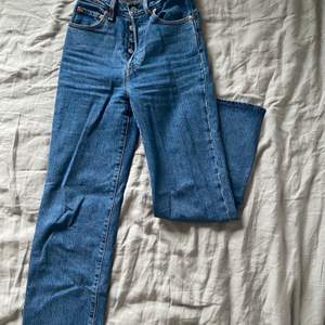 Oanvända jeans från Levi’s. Högmidjade, raka ben, slutar vid anklarna. (Ribcage straight) Strlk 24. Inköpta i Portugal i år, därav ej möjligt att lämna tillbaka. Inköpspris: 120 € (1.200 kr) Köparen står för frakt, finns annars i Göteborg för avhämtning.