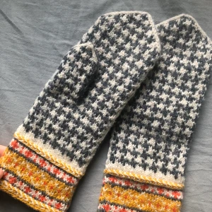 Hantverk hemstickade vantar 100% ull - Fantastiska hemstickade vantar. Knappt använda och i mycket gott skick! 100 % ull.