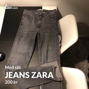 Jeans zara - Gråa jeans med slits från Zara i strl. 40 🖤
