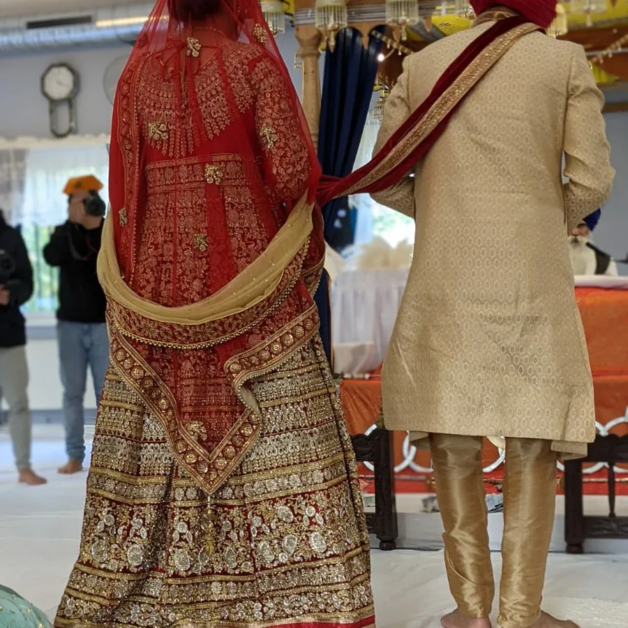 Indiska bröllops kläder för brud och brudgum, från Indien. Endast använda en gång. Paket pris: 7000. Klänning: 3500. Sherwani: 4000. Klänningar.
