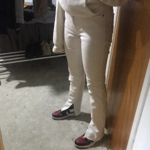 vita byxor  - tvättas innan det fraktas älskar jätte mycket men är inte använda så mycket 1-2 gånger finns ett hål på vänsta knät buda!