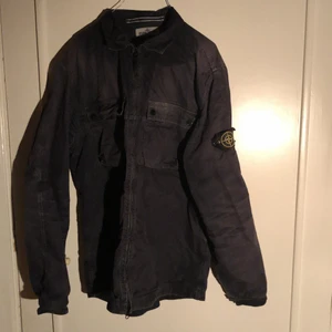 Stone Island Jacka - Vintage Stone Island jacka köpt år 2010 på affären nitty gritty i Stockholm Storlek XL men passar mer som L Nypris 4500 kr Möts Medborgarplatsen eller så kan den fraktas! Säljes pga fattig student