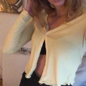 Fin kofta Asos storlek S - Så fin gul somrig kofta från Asos! Tycker tycärr den är lite tajt på mig:( frakt tillkommer på 42kr:)