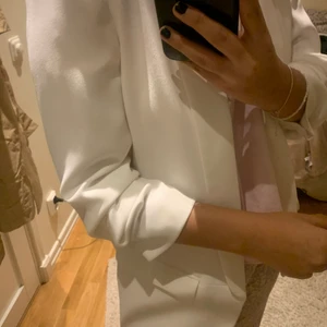 KAVAJ - En vit kavaj från Zara  med väldigt bra skikt och använd 1 gång                                                                          Originalpris 800kr mitt pris 250kr inkl frakt                                 Storlek S