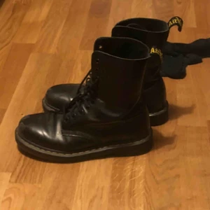  - Dr martens storlek 39 Begagnande men ej använda av mig då de var lite för stora