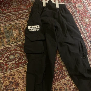 Adidas byxor - Fina Adidasbyxor, använd ett fåtals gånger. Storlek 38 små i storleken. Köpt för 600 säljer för 400. 