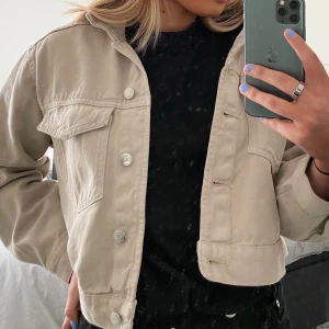 Jeans jacka - En croppad beige jeans jacka i strl L för att jag ville att det skulle bli lite längre. Inte alls förstår för de som har strl S-M. Säljer pågrund av att den inte används och den är använd ca 2 gånger, vilket tyder på god skick. Ord pris 399kr