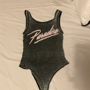 Body från bikbok storlek XS - Fin stentvättad body från Bikbok använd 2-3 gånger 