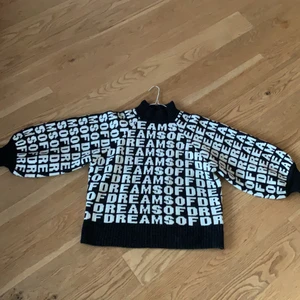 Stickad tröja  - Säljer min knappt använda tröja ifrån hm studios. Storlek M men sitter snyggt oversize på mig som vanligtvis är en s. Pris kan diskuteras💕