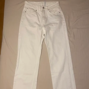 Voyage jeans - Från weekday, använda ett par gånger. Säljer då de inte passar mig längre. Några små fläckar längst ner på höger ben som jag ej försökt få bort. Köptes för 600kr.