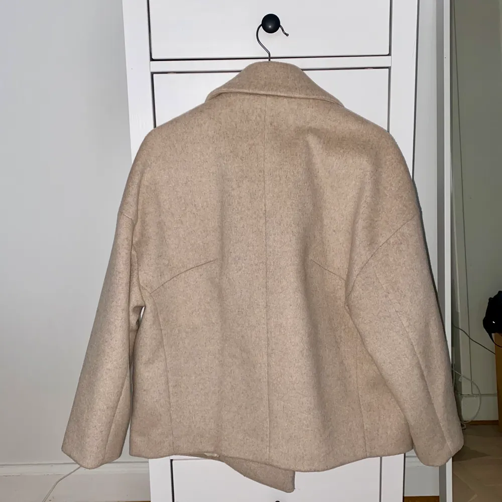 En sååå fin jacka som köptes för 1499 kr, säljs nu för 300 kr. Storleken är XS men jag brukar normalt ha kläder i S-M och jackan är oversized.. Jackor.