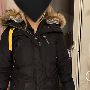 Parajumper jacka - Parajumper jacka i modellen ”Doris”. Storlek s och är i väldigt bra skick. Märket på sidan är avtagbart och både det svarta och det röda märker finns.