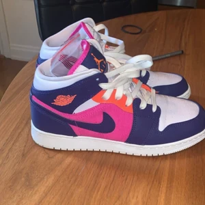 Jordans - Hej! Tänkte kolla intresset på mina super coola Air jordans.🎀 Storlek 39 men passar mig som normalt har 38. Slutsålda överallt. Jag har köpt dom begagnat, men då var dom i nyskick. Har använt dom lite grann, men dom har inga defekter. Hör av er om ni är intresserade! Box har jag tyvärr inte. Säljer endast om ett bra bud dyker upp. Om fler är intresserade kan det bli budgivning. 🥰 (lägger upp igen då jag valde att inte sälja dom förut)