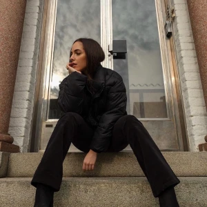 Dr Denim Manchester Byxor - Storlek 26/30. Säljer mina ursnygga byxor då dem är för små! Senaste trenden med utsvängda byxor. Sitter som en smäck över rumpa och ben och vida nedtill.