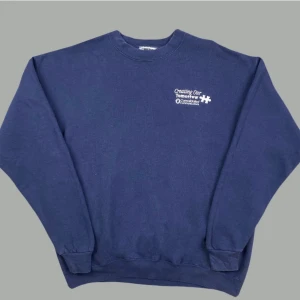 Navy blå tröja - Säljer denna vintage navy blå crewneck från lee! Köpte på Depop men har ej haft användning för den så säljer ist. Om det är flera intresserade, buda i kommentarerna.