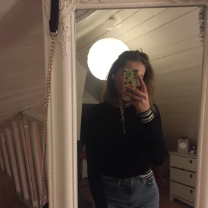 hm tröja stl s - Snygg tröja från HM, köpt för ca 2 år sen. Använd max två gånger, nyskick! Inga lösa trådar eller sömmar. Snygg detalj med dragkedja som går att justera. Köpt för 300kr säljer för 70kr. Går att pruta vid snabb affär, köparen står för frakt!