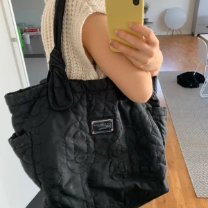 Marc Jacobs väska - En svart rymlig Marc Jacobs väska. Köpt för ett antal år sedan på Nelly. Frakt tillkommer!☺️