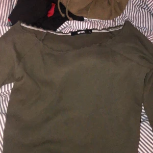 Bikbok, olivgrön tröja - Strl L men passar som S bara lite ”större” eller som L men då är den tajt. använd fåtal gånger, skönt material och fina detaljer