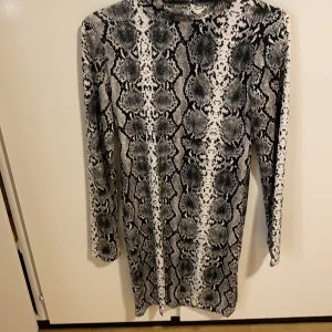 Klänning  - Jätte fin orm mönster klänning, väldigt tajt och sitter fint vid kroppsformen. Är tunn i material och skön 
