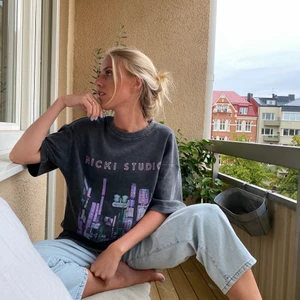 Jeans - Jag är 1.64. Frakt tillkommer på 63kr :)