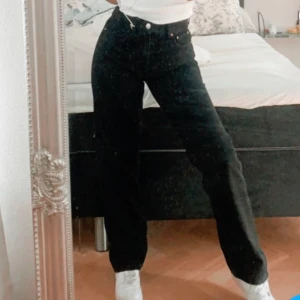 ginatricot 90’s - säljer mina 90’s från ginatricot då dem inte längre passar, storlek 36 och endast använda 1-2 gånger max 🦋