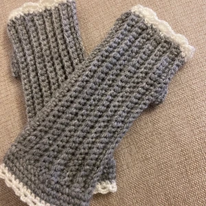 Torgvantar handstickade - Har både stickade och virkade pulsvärmare. Korta kostar 129krinl frakt. De långa 159kr inkl frakt 