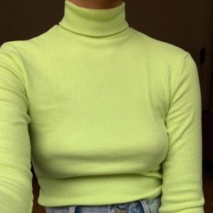 Limegrön polotröja - Croppad limegrön polotröja från Bershka. Lite noppig, annars fint skick! +44kr frakt