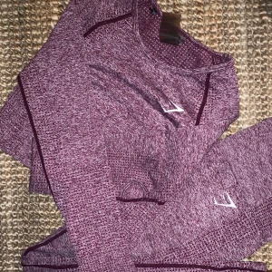 GYMSHARK - Säljer mitt gymshark set (Seamless) för använder inte. Använt Max 5 gånger. Storlek M. Ny pris tights 600kr topp 400kr, säljer setet för 350kr