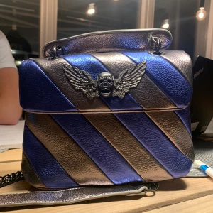 Max Jenny väska - Max Jenny väska som är köpt på max Jenny i mood gallerian här i Stockholm. Kvitto finns ordinarie pros 2500kr. Använd fåtal gånger och är så gott som nu. Kan tänka mig gå ner i pris vid snabb affär.💖