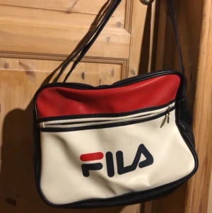 Fila väska - Superfin väska, köpt på secondhand så är ej säker på om den är äkta eller inte. Säljer pga att det inte är min stil längre💕 Pris kan diskuteras! :)