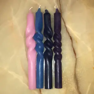 Twisted candles🕯 det finns bara 4 st, en rosa en lila en blå och en mörk blå😁 hör av er om ni är intresserade❤️