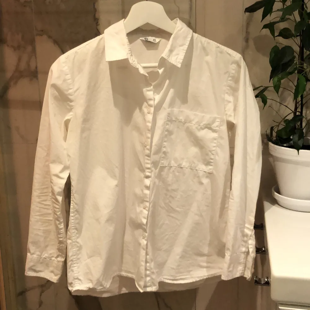 Står storlek 158, skulle säga att den passar XS-S. Har använt den under andra tröjor, säljs pga. Att den är för liten💕 Kan eventuellt mötas upp i Stockholm om önskas😊. Skjortor.