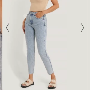 Stone washed slim high jeans - Fick hem dessa snygga jeans i fel storlek och tappade tyvärr bort frakt sedeln, där av säljer jag dessa. Ord pris 499kr, mitt pris 400. Storlek 38🌸