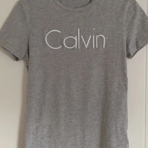 Calvin Klein T-Shirt - Knappast använd, väldigt bra skick 