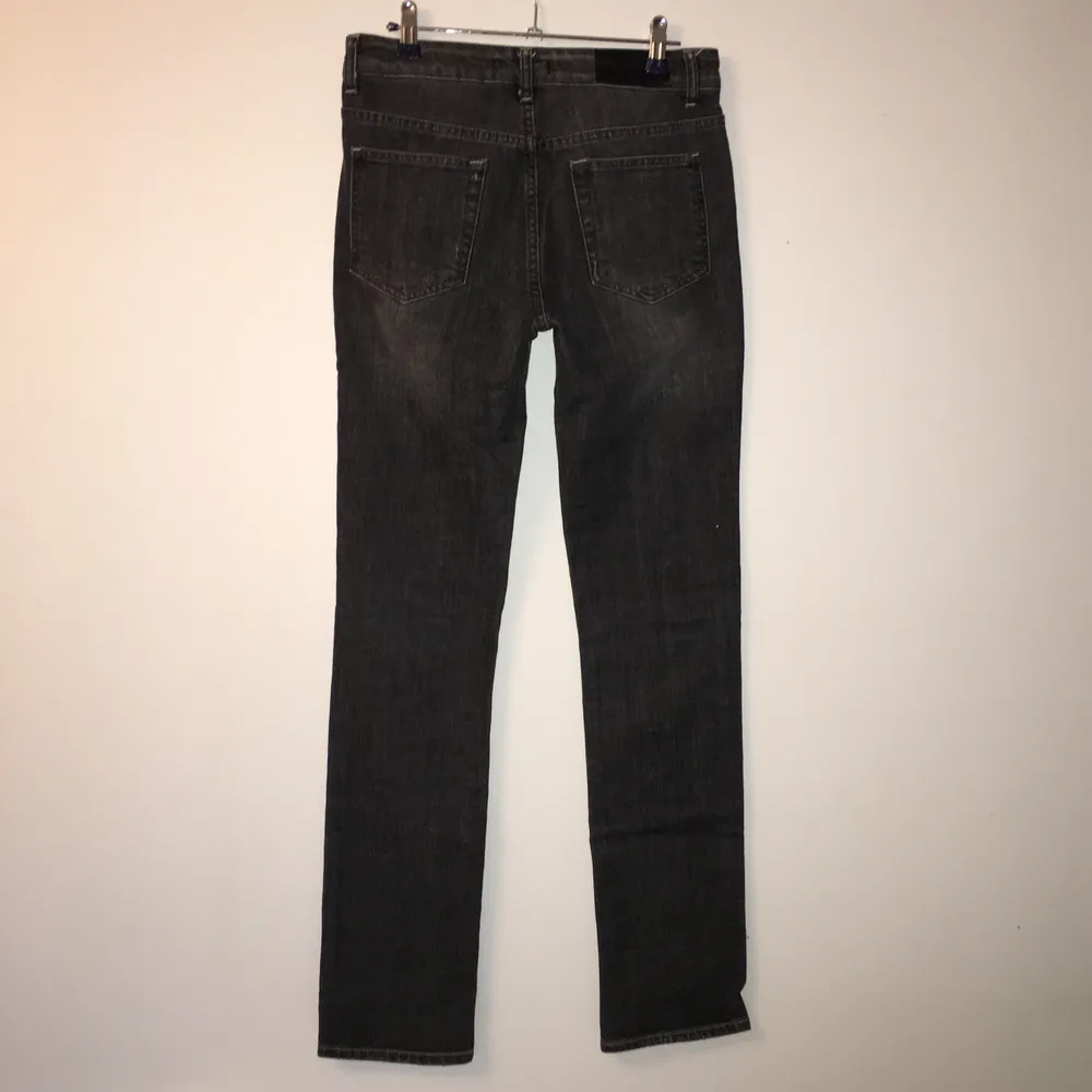 Snygga mörkgråa jeans från Acne stl w28 L32, bud i kommentarerna från 300kr💕 kan mötas upp i östersund annars betalar köparen frakt. Jeans & Byxor.