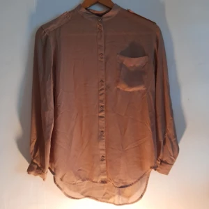 Skjorta  - Fin skjorta. Inga hål eller missfärgningar. Pris är diskuterbart. 