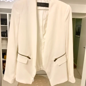 Vit kavaj från Zara/ storlek M/ Oanvänd  - Helt oanvänd vit kavaj från Zara. Nypris över 700 kronor. Storlek M.