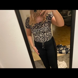 Blommig topp  - Fin blommig topp. Aldrig använd 