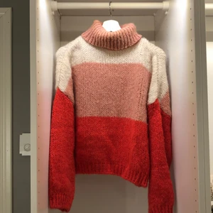 Stickad tröja  - Använd 1 gång, skick 10/10. One size, skulle säga att den passar XS - M, väldigt stretchig. 