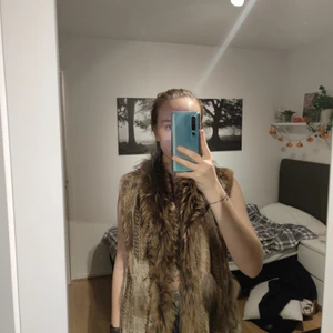 Pälsväst från tessie  - Säljer en pälsväst från tessie I jätte fint skick! Aldrig använd. Köpt för 800 kr. Vet ej om det är äkta päls men tvivlar på att det är det. 