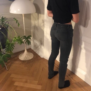 M. Grifoni Low Waist Svarta/Grå Jeans  - Ett par M. Grifoni jeans med låg midja i svart/grå färg. Mycket bra skick! Strl S och stretchiga, skriv för mer info! 