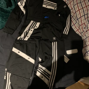 Adidas  - Säljer oanvänd adidas dress jacka och byxor storlek 42 men är liten i storleken så passar 38-40 