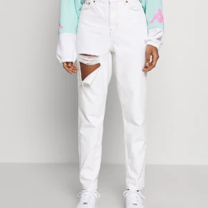 Jeans Topshop  - Säljer mina vita byxor från Topshop då de tyvärr inte riktigt är min stil.. De är i strl 26x34 och använts ca 2 gånger, de är i stort sätt som i nyskick! Vid frågor eller om du önskar fler bilder är det bara att höra av sig!🤗