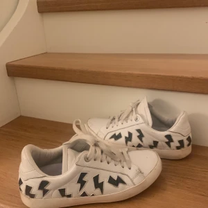 ZADIG VOLTAIRE SKOR  - Här är ett par Zadig & Voltaire skor                                    Köpta från Paris i deras Zadig & Voltaire butik                              Storlek 38                                                                                    Skikt: Använda                                                                              Nypris 2700! Mitt pris 1000kr + frakt 