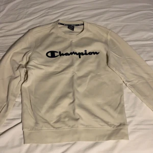 Champion Sweatshirt  - Champion sweatshirt i färgen beige strl M. Använd Max 5 gånger.