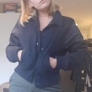 Höstjacka från Carin Wester - Midjekort Marinblå höstjacka i StlXS - men är mer S/M. Från Carin Wester. Litet hål i tyget i en ficka som lätt kan sys och syns inte.