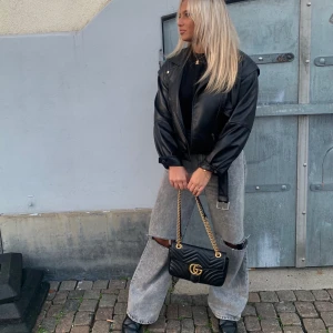 Jeans från Bershka - Populära jeans från Bershka i storlek 40 (små i storleken, har 36/38 vanligtvis) Superbra skick då de knappt är använda. 